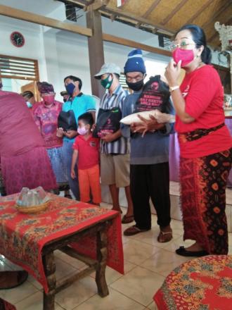 Pembagian paket sembako dari Anggota DPRD  Bali I Gusti Ayu Aries Sujati