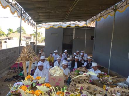 UPACARA PEMELASPAS RUANG KELAS PAUD/TK ASTI KUMARA ALASANGKER DAN KANTOR DESA ALASANGKER