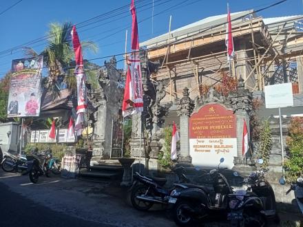 PEMASANGAN BENDERA MERAH PUTIH DI KANTOR DESA ALASANGKER